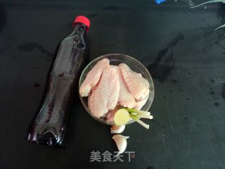 可乐鸡翅的做法步骤：1