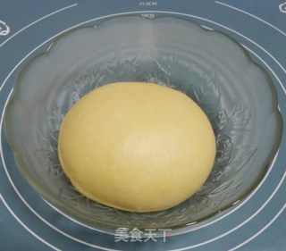 奶酪豆沙辫子面包的做法步骤：1