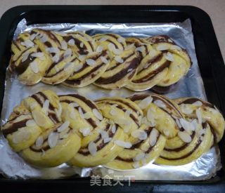 奶酪豆沙辫子面包的做法步骤：9