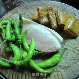 酱香豆腐炒肉的做法步骤：1