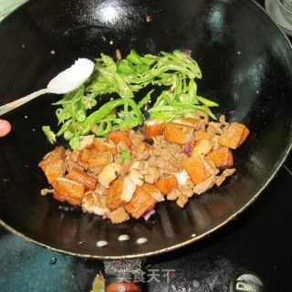 酱香豆腐炒肉的做法步骤：7