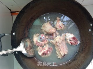 大骨汤的做法步骤：2