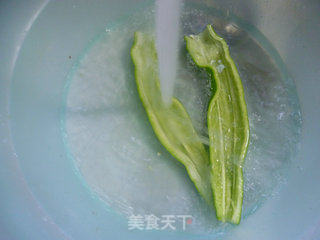 青椒香干炒腊鸡腿的做法步骤：2