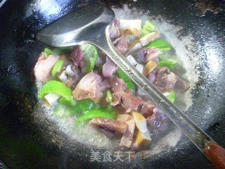 青椒香干炒腊鸡腿的做法步骤：9