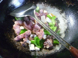青椒香干炒腊鸡腿的做法步骤：11