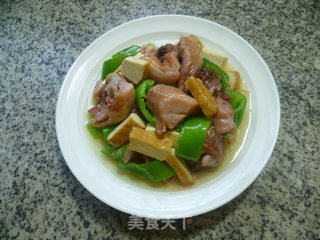 青椒香干炒腊鸡腿的做法步骤：12