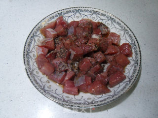 火龙果黑椒牛肉粒的做法步骤：2
