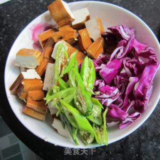 紫包菜炒卤豆腐的做法步骤：1