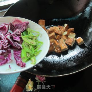 紫包菜炒卤豆腐的做法步骤：4