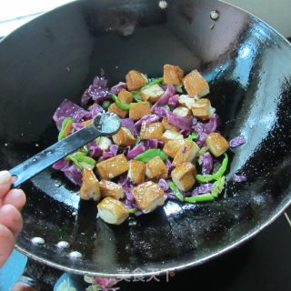 紫包菜炒卤豆腐的做法步骤：7