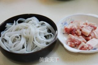 猪肉炖粉条的做法步骤：1