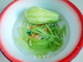 胡萝卜炒佛手瓜的做法步骤：1