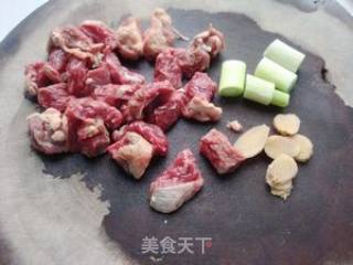 花生茴香炖牛肉的做法步骤：2