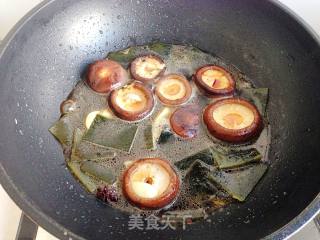 【香菇烧海带】---素菜也可以这样混搭的做法步骤：4