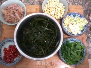 黄豆海带烧肉皮的做法步骤：1