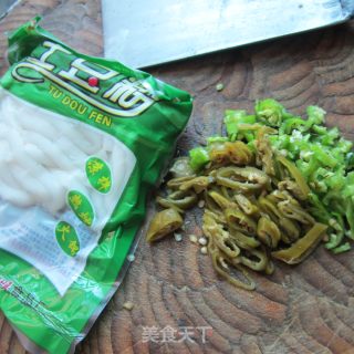 炒酸辣土豆粉的做法步骤：1