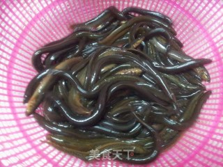 蛋皮泥鳅汤的做法步骤：4