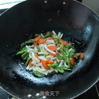 青椒红萝卜炒粉的做法步骤：6