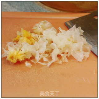 健康润燥的甜汤-----紫薯银耳羹的做法步骤：2