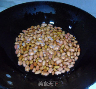 油炸花生米的做法步骤：2