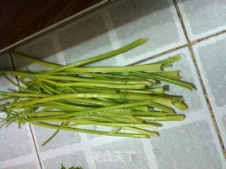 芹菜土豆丝的做法步骤：1
