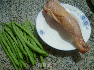 梅豆炒腊鸡腿的做法步骤：1