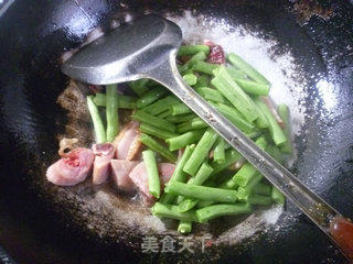 梅豆炒腊鸡腿的做法步骤：5