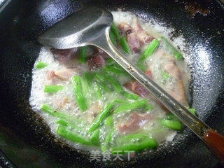 梅豆炒腊鸡腿的做法步骤：6