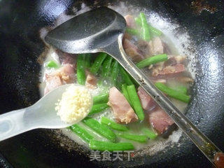 梅豆炒腊鸡腿的做法步骤：7
