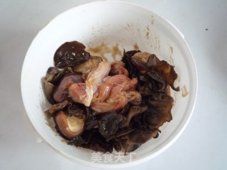 香菇木耳蒸鸡腿的做法步骤：9