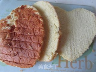 花瓣抹茶慕斯蛋糕的做法步骤：2