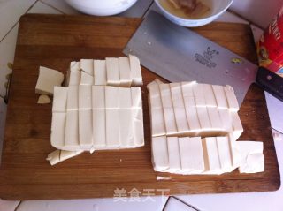 辣白菜烧豆腐的做法步骤：1