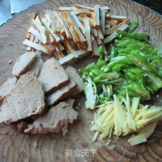 姜丝卤肉豆腐丝的做法步骤：2