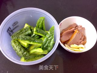 酱爆苦瓜熏鸭肉的做法步骤：1