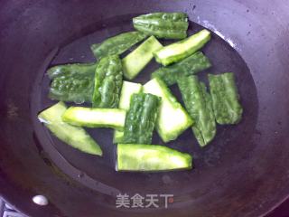 酱爆苦瓜熏鸭肉的做法步骤：2