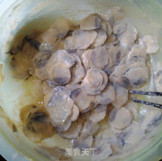 酥脆炸鱼鳞的做法步骤：2