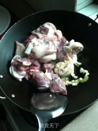 香菇红烧猪脚的做法步骤：2