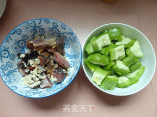 田园凉瓜蒸腊鸭的做法步骤：1
