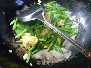 鸡蛋炒油豆角的做法步骤：11