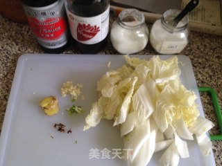 简易版醋溜白菜的做法步骤：1