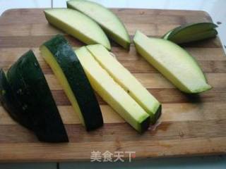 鸡汤蒸嫩南瓜的做法步骤：1