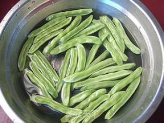 肉丝炒四棱梅豆的做法步骤：2