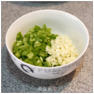 简单美味下饭菜菜-----皮蛋茄泥的做法步骤：3