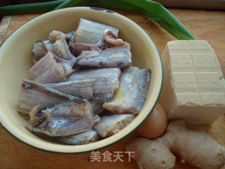 带鱼炖豆腐的做法步骤：1