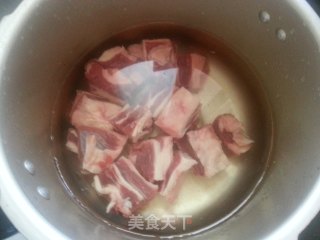 萝卜炖牛腩 秋天进补啦的做法步骤：2