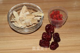 秋季补气汤----黄芪老鸡汤的做法步骤：2