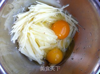 土豆丝鸡蛋饼的做法步骤：2