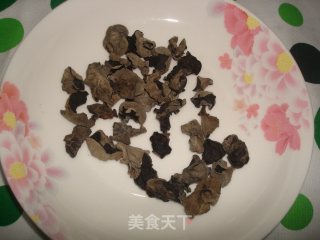 凉拌黑木耳的做法步骤：1