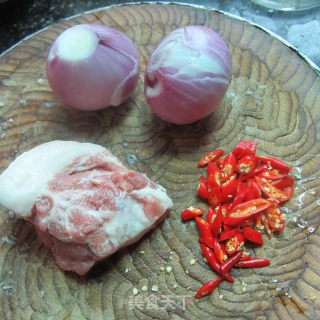 尖椒洋葱肉的做法步骤：1