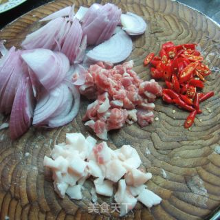 尖椒洋葱肉的做法步骤：2
